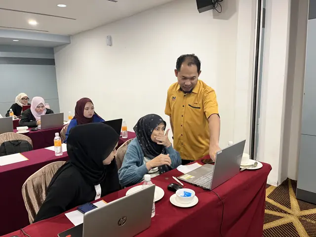 Program latihan Gen AI bersama Public Training