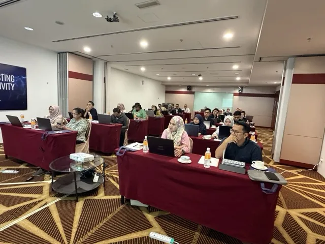 Program latihan Gen AI bersama Public Training